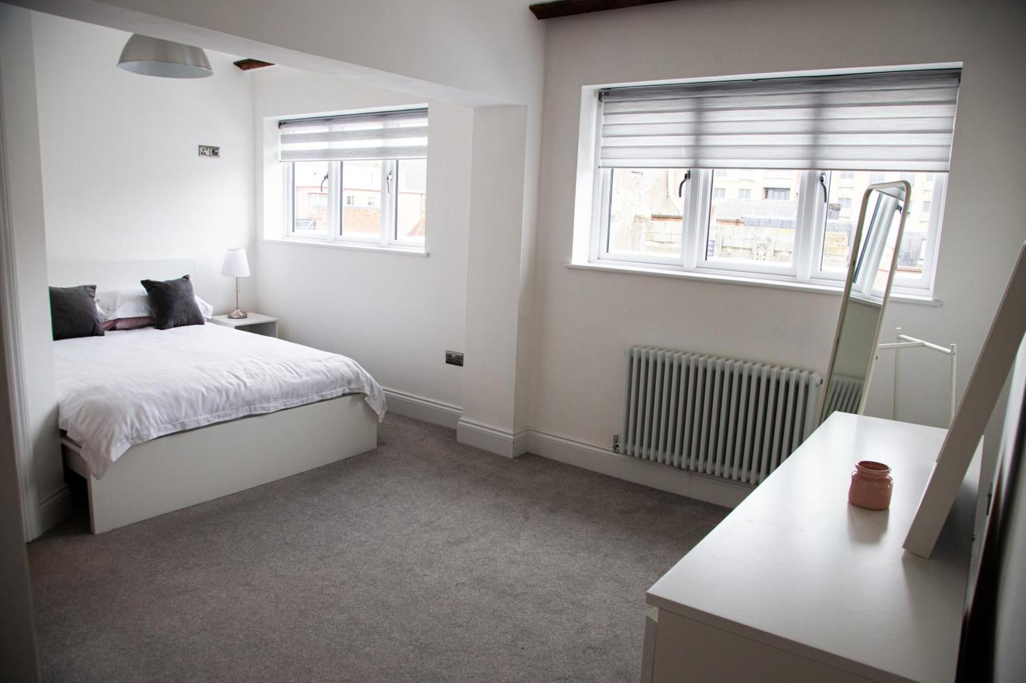 Academy Apartment *