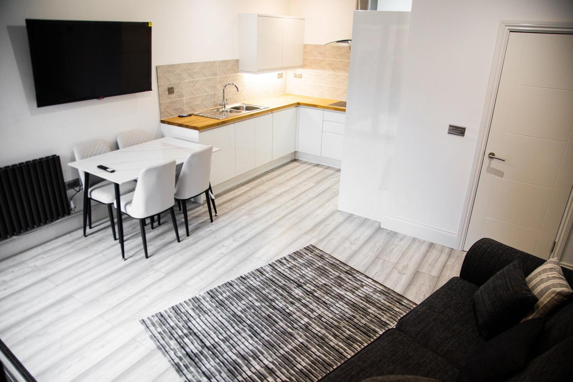 Academy Apartment *